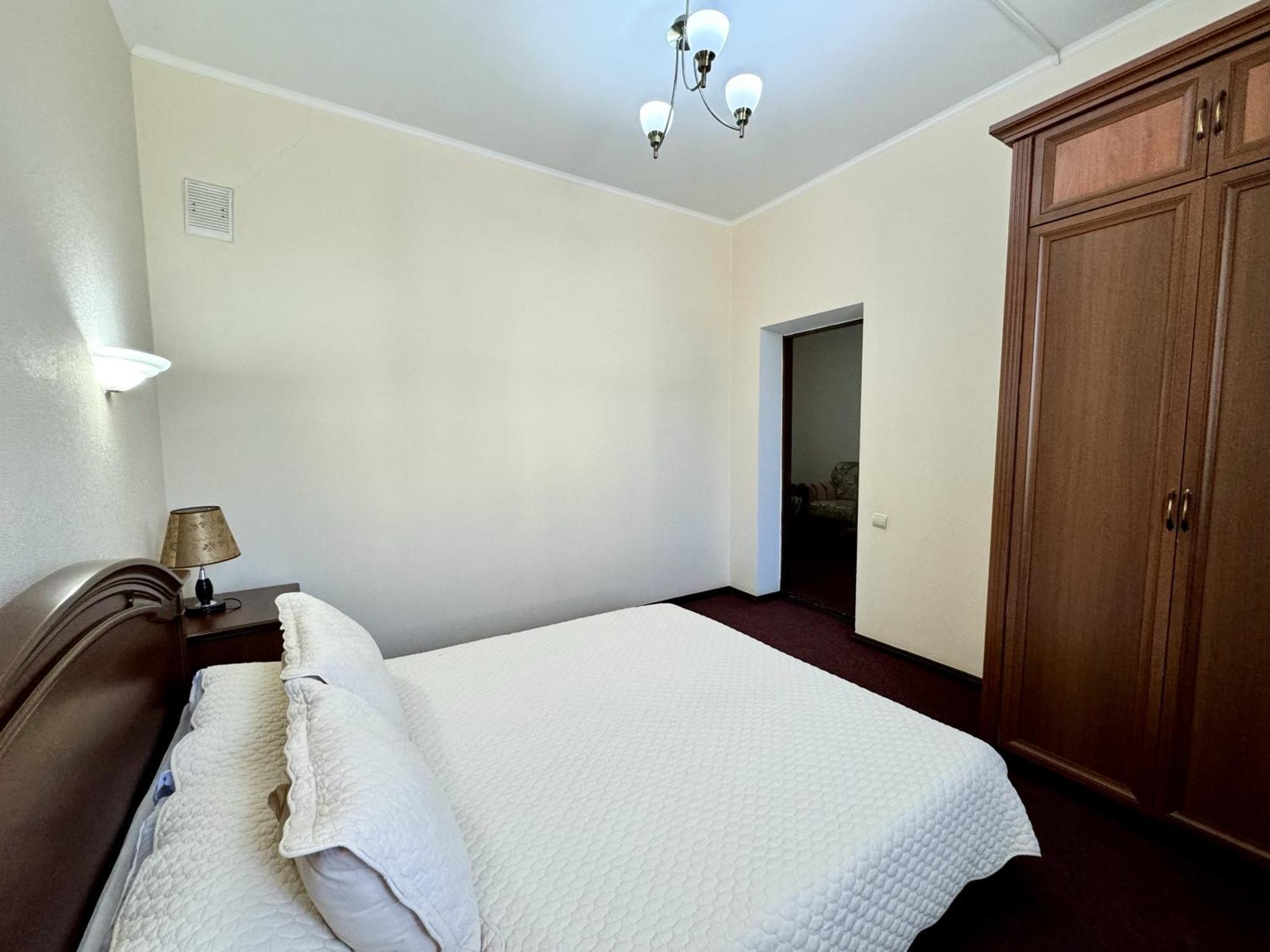 Hotel Zhambyl Taraz Exteriör bild