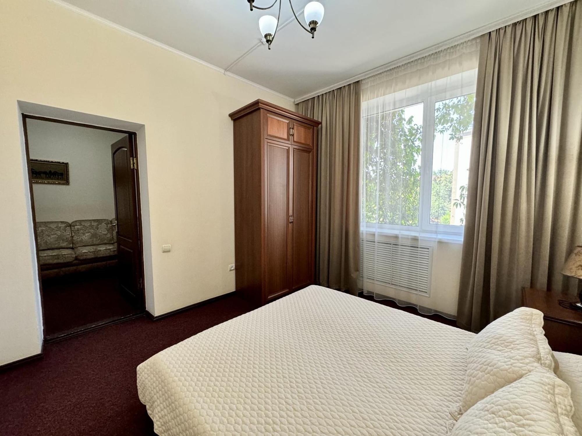 Hotel Zhambyl Taraz Exteriör bild
