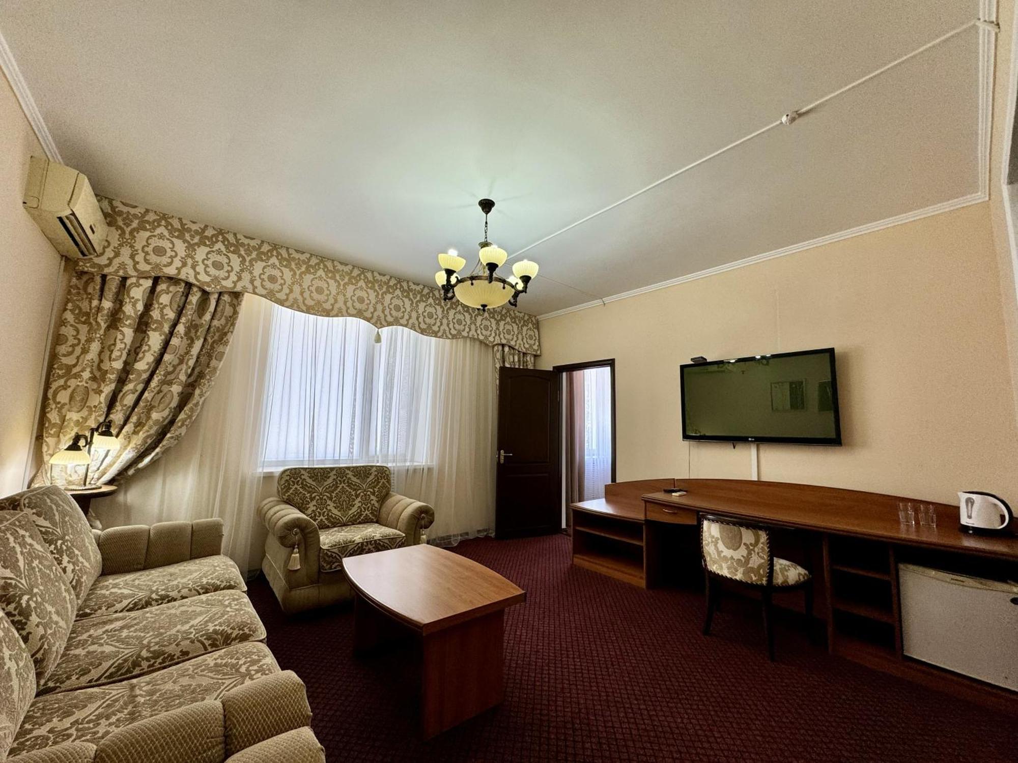 Hotel Zhambyl Taraz Exteriör bild