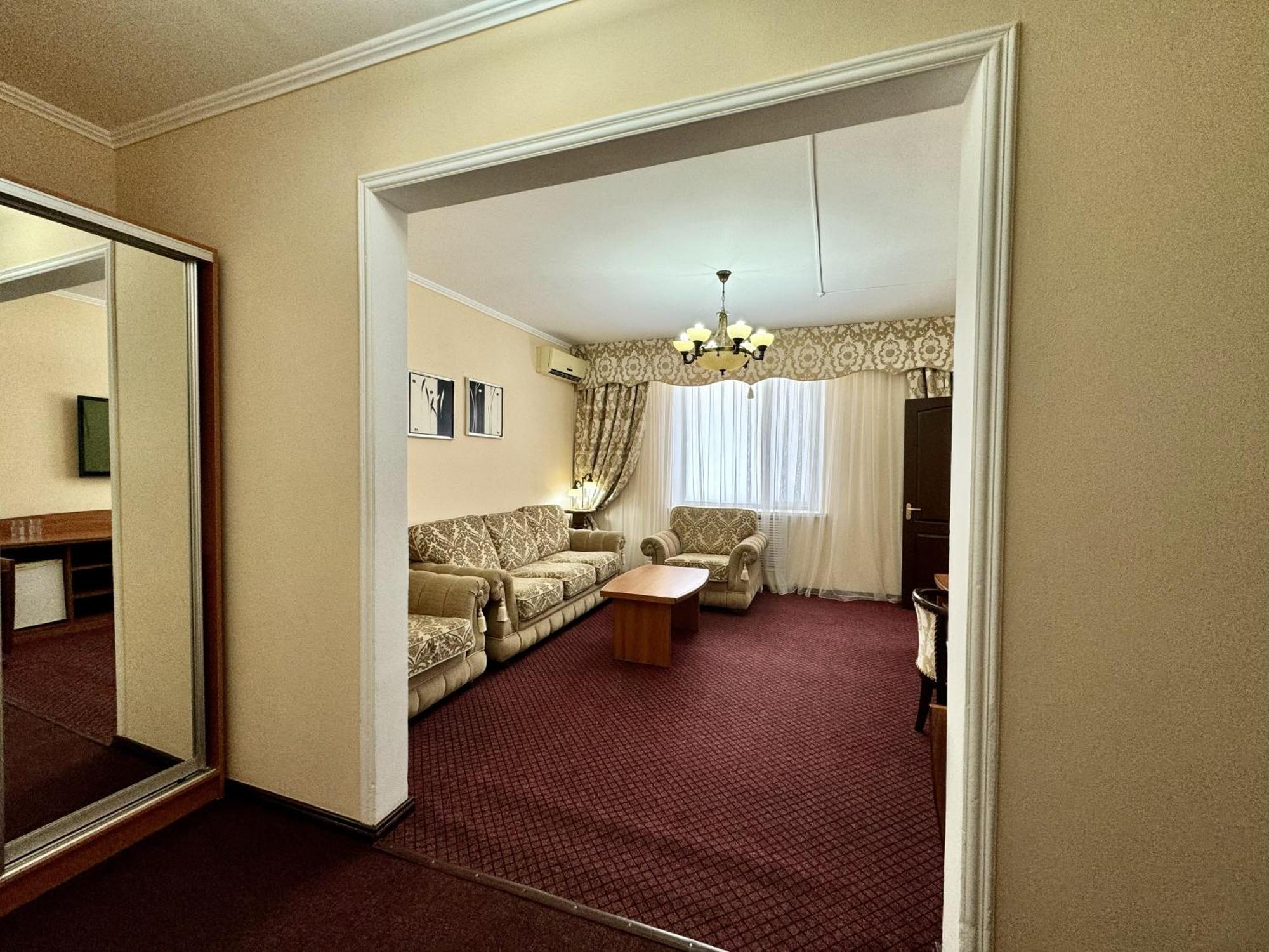 Hotel Zhambyl Taraz Exteriör bild