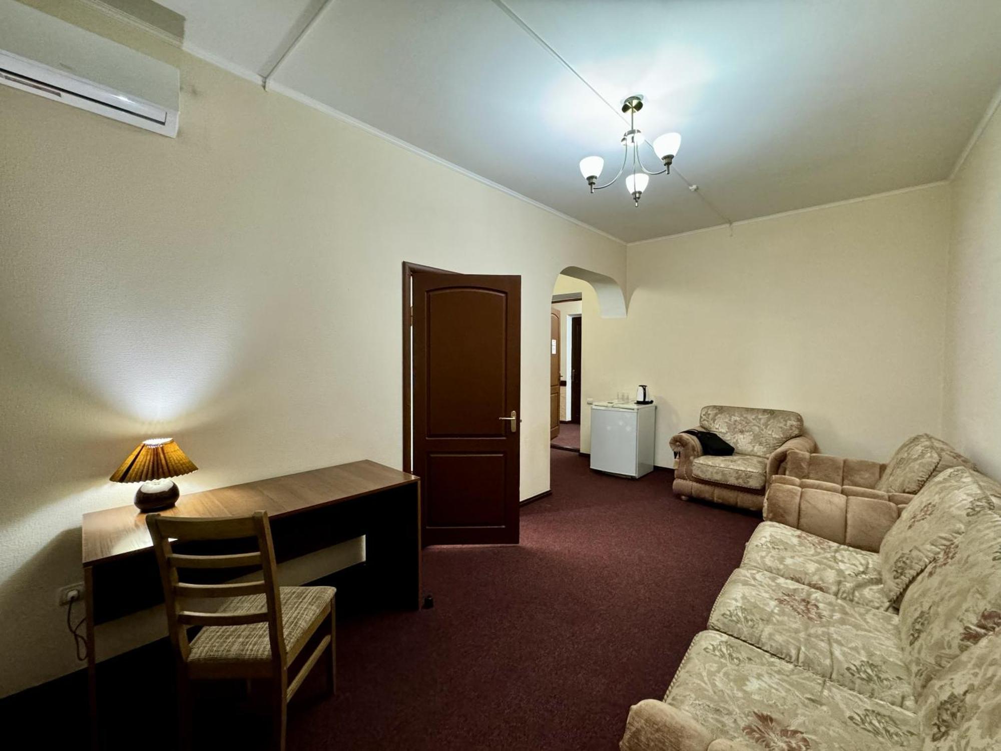 Hotel Zhambyl Taraz Exteriör bild