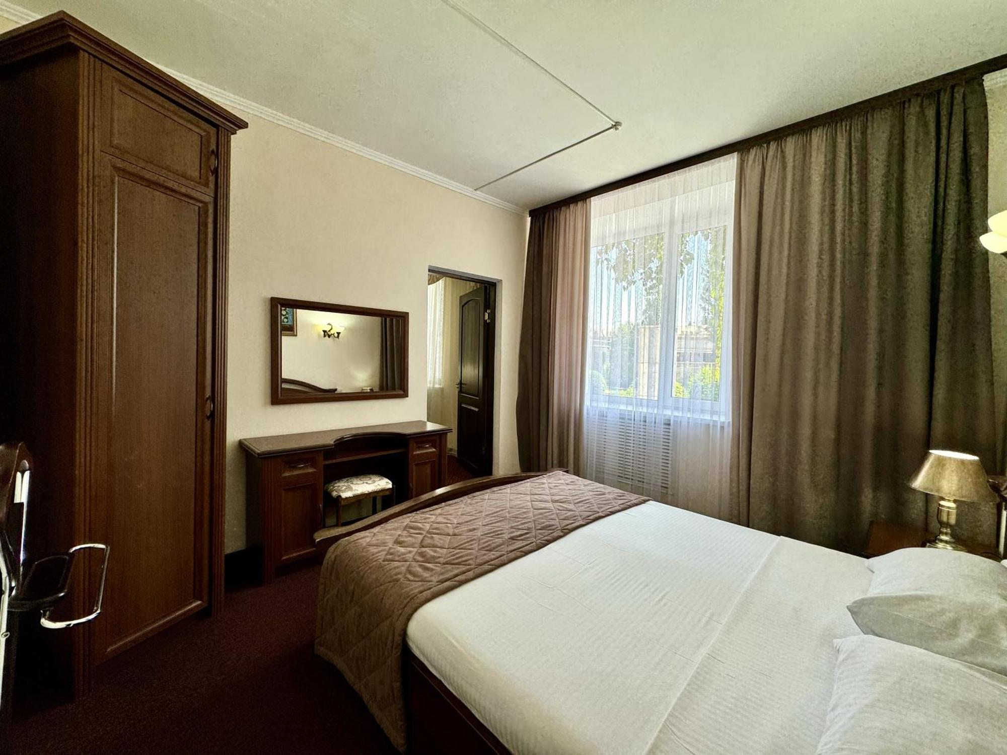 Hotel Zhambyl Taraz Exteriör bild