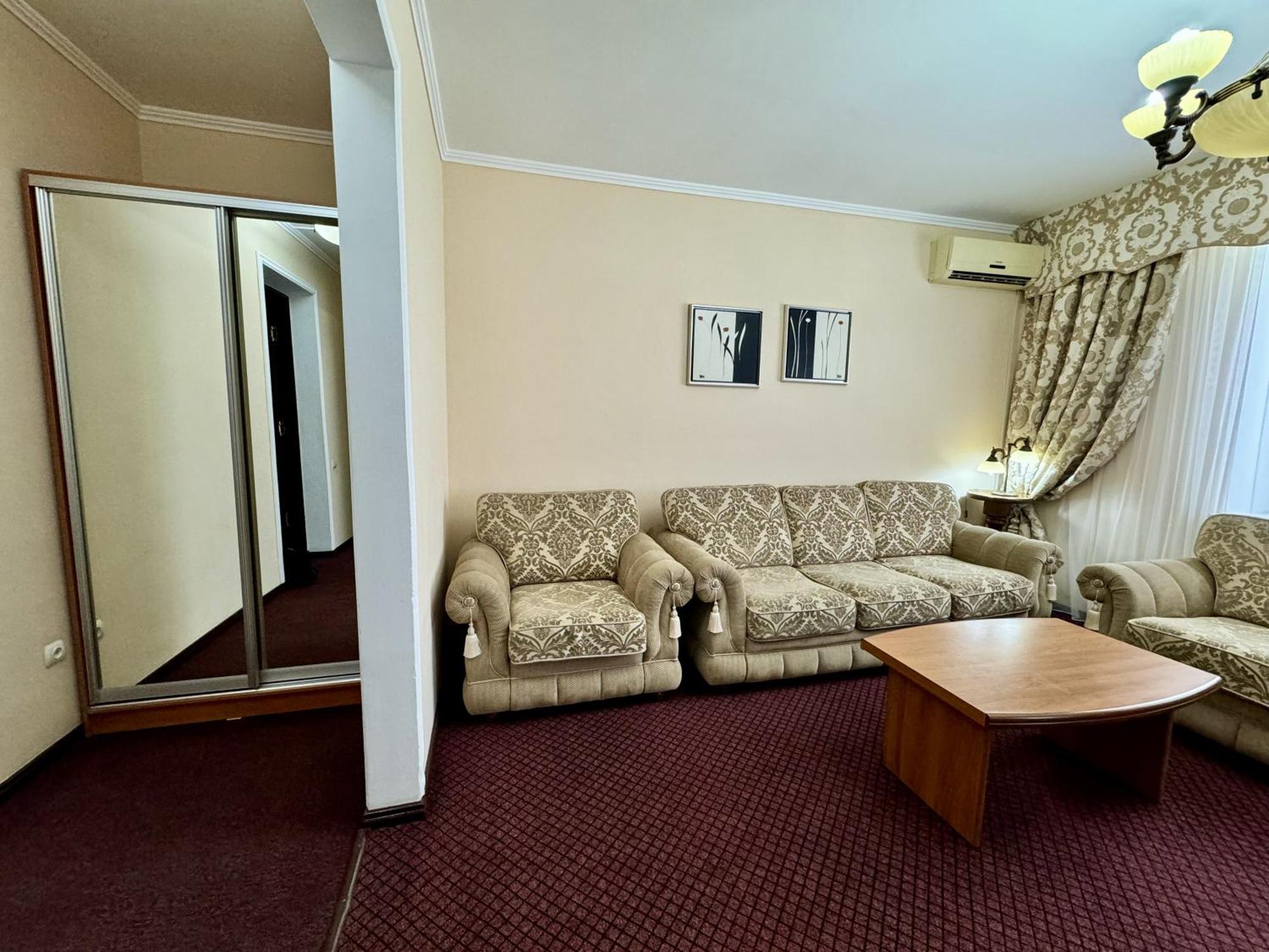 Hotel Zhambyl Taraz Exteriör bild
