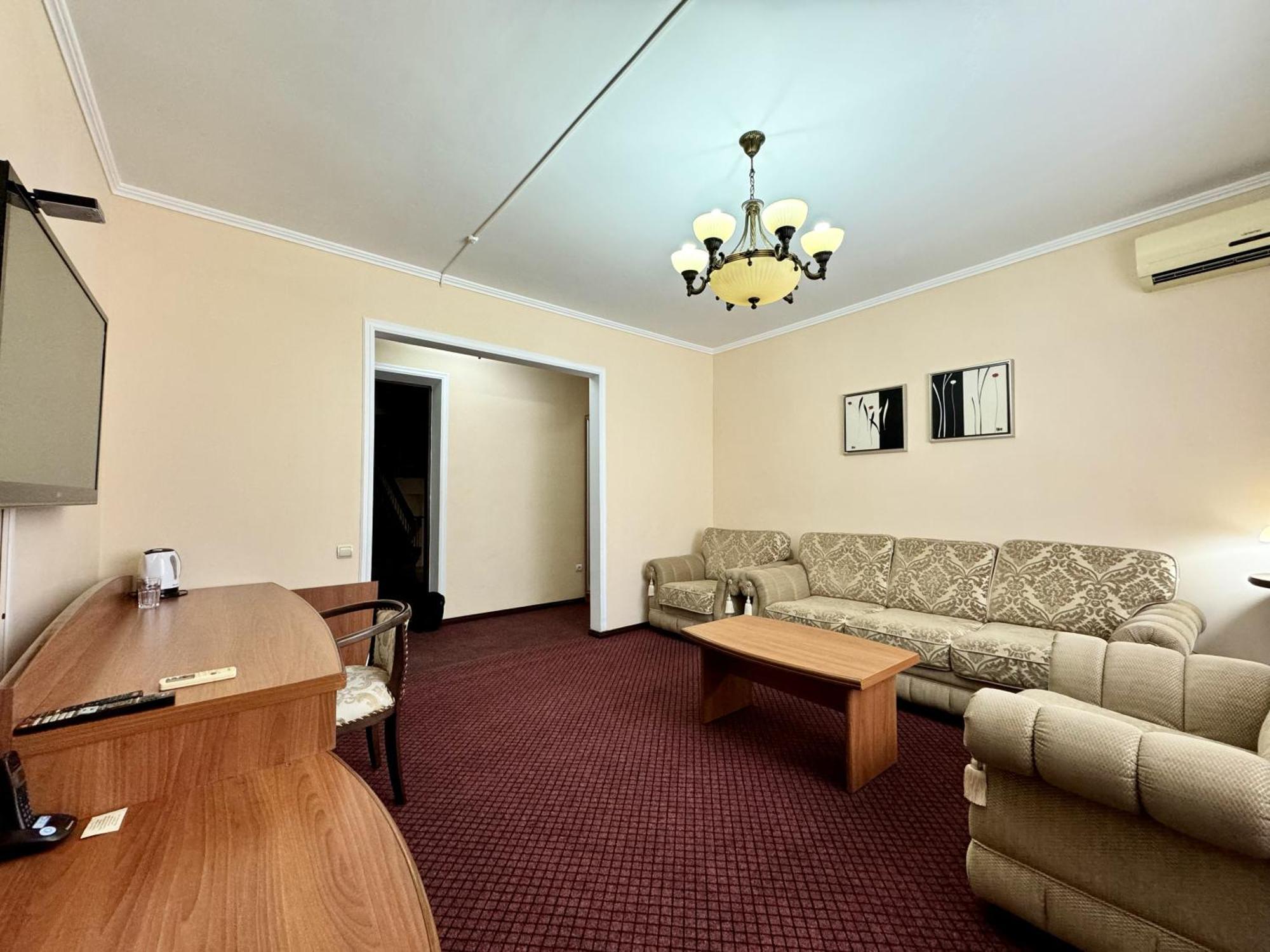 Hotel Zhambyl Taraz Exteriör bild