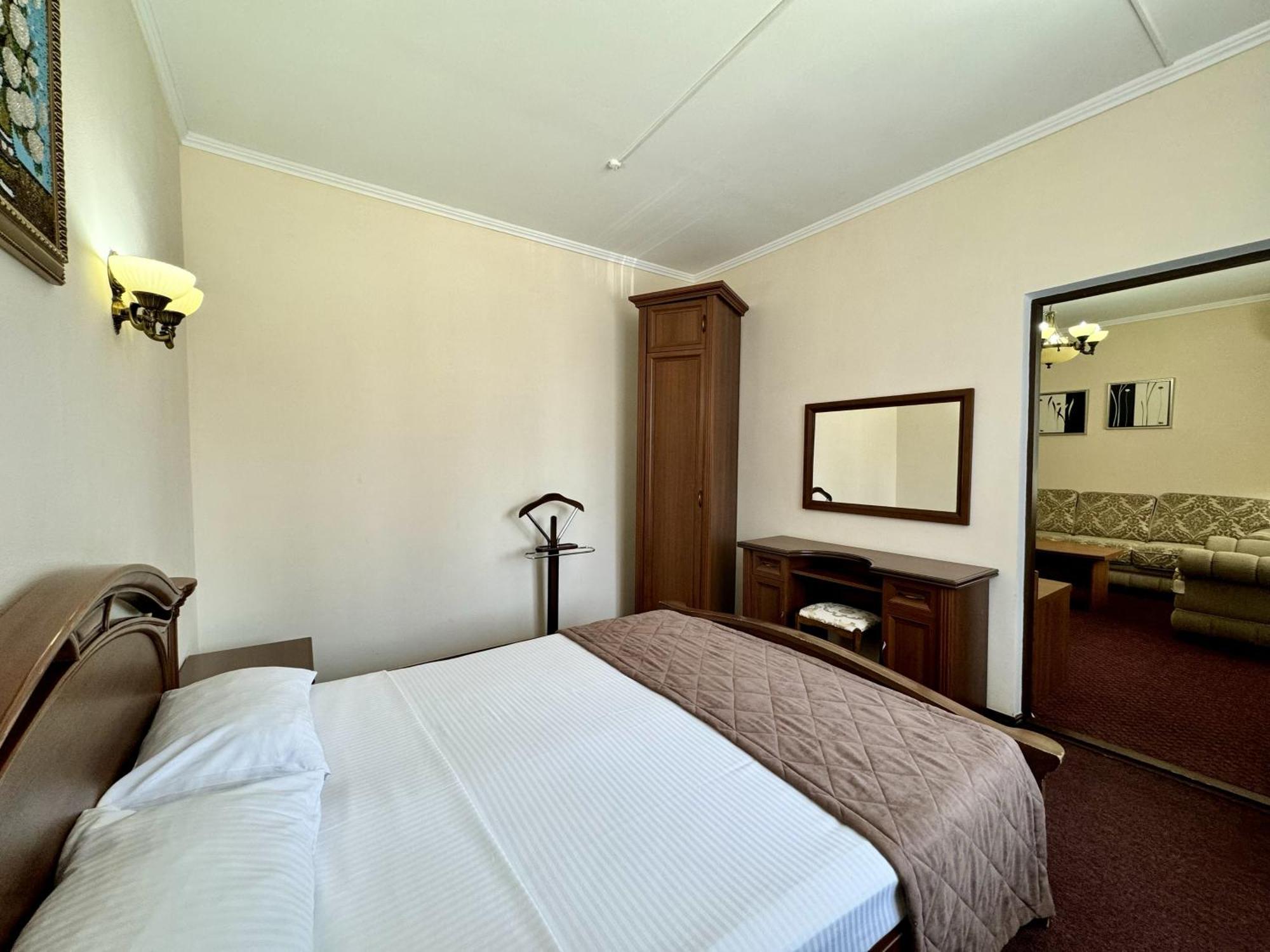 Hotel Zhambyl Taraz Exteriör bild