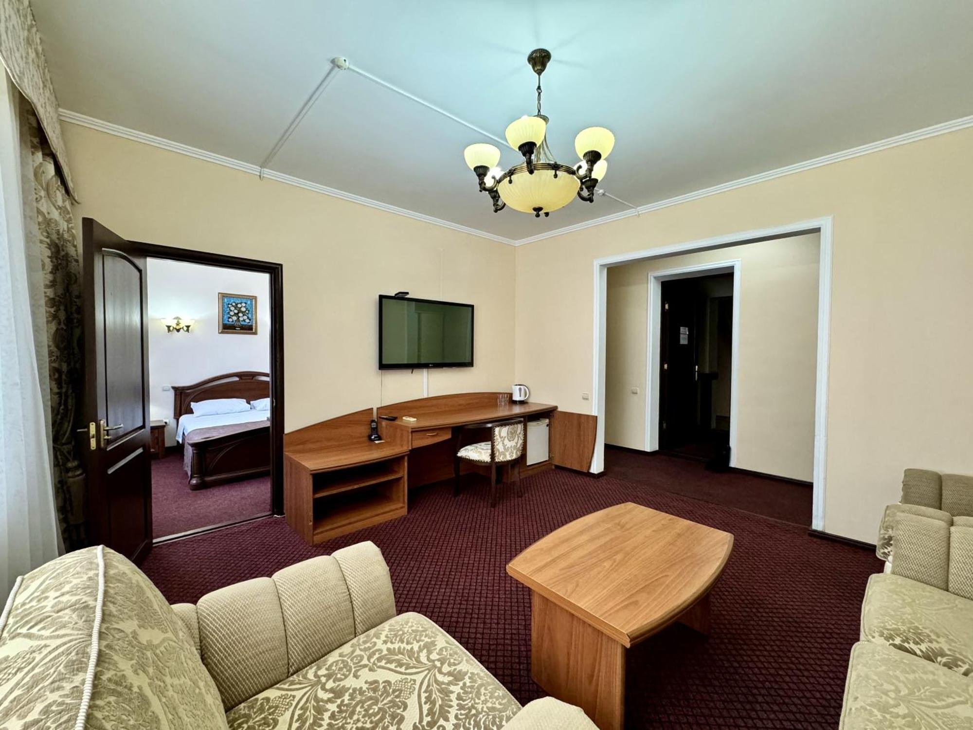Hotel Zhambyl Taraz Exteriör bild