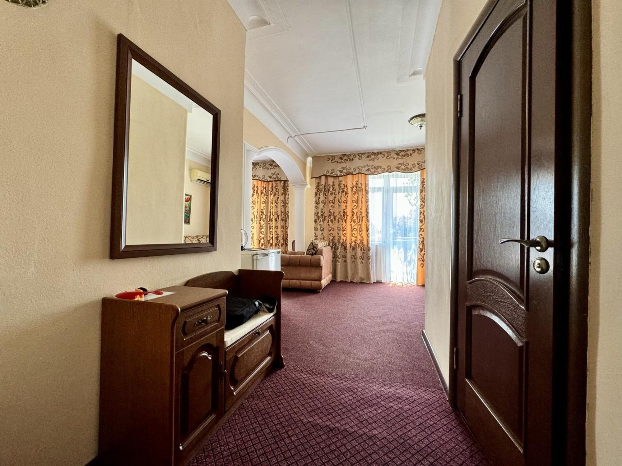 Hotel Zhambyl Taraz Exteriör bild