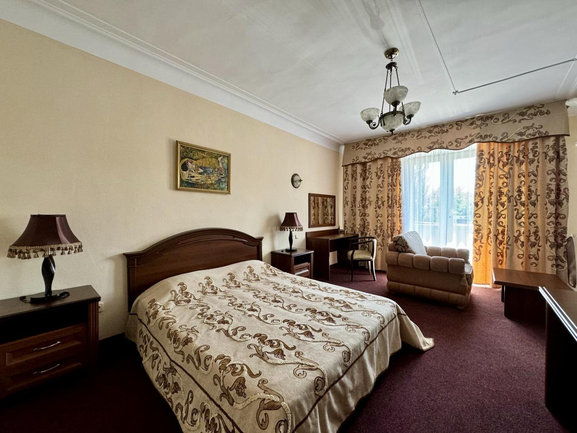 Hotel Zhambyl Taraz Exteriör bild