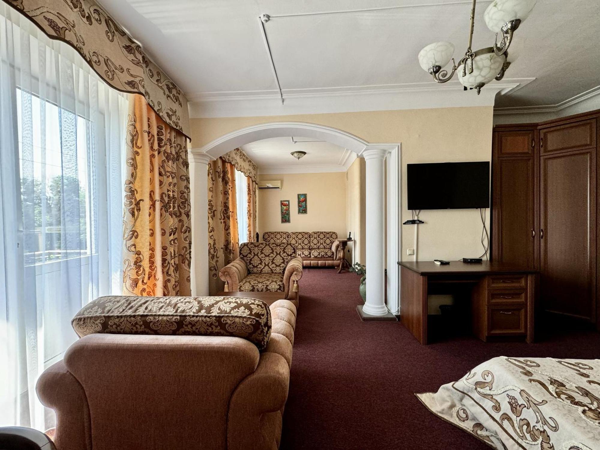 Hotel Zhambyl Taraz Exteriör bild