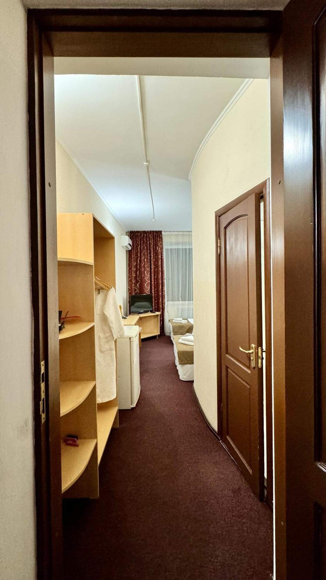 Hotel Zhambyl Taraz Exteriör bild