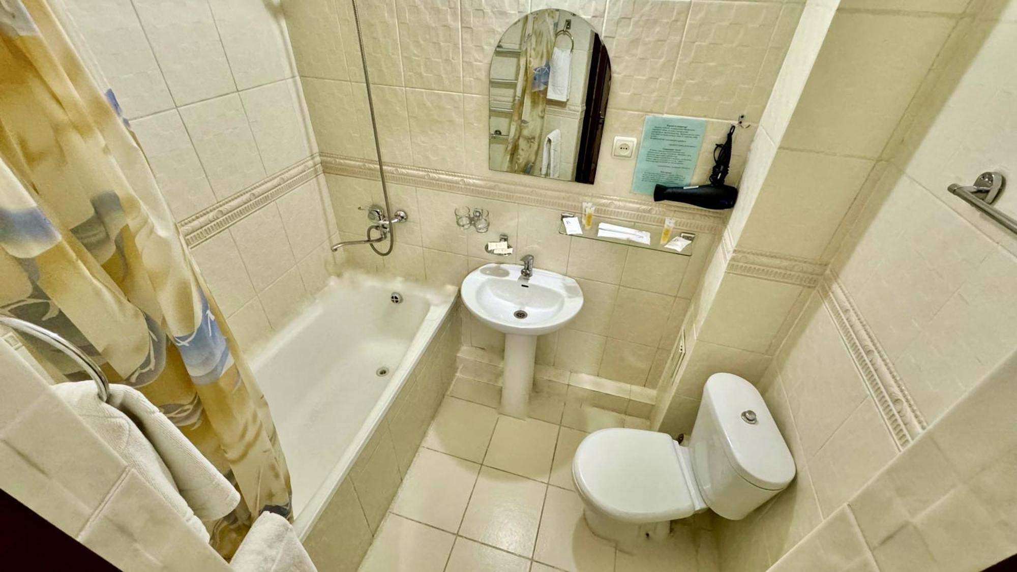 Hotel Zhambyl Taraz Exteriör bild