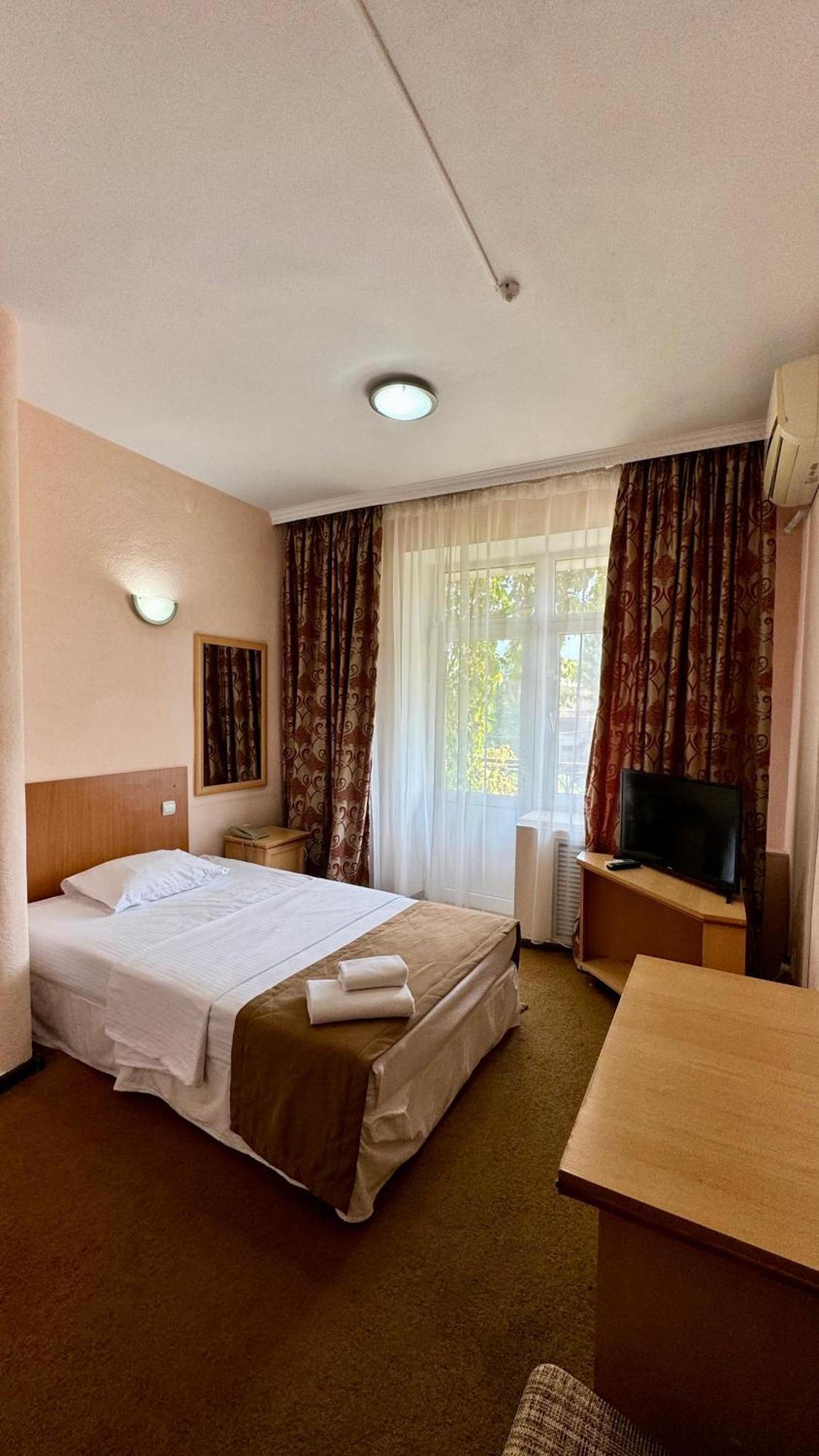 Hotel Zhambyl Taraz Exteriör bild