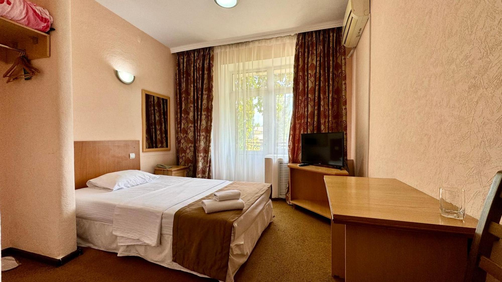 Hotel Zhambyl Taraz Exteriör bild