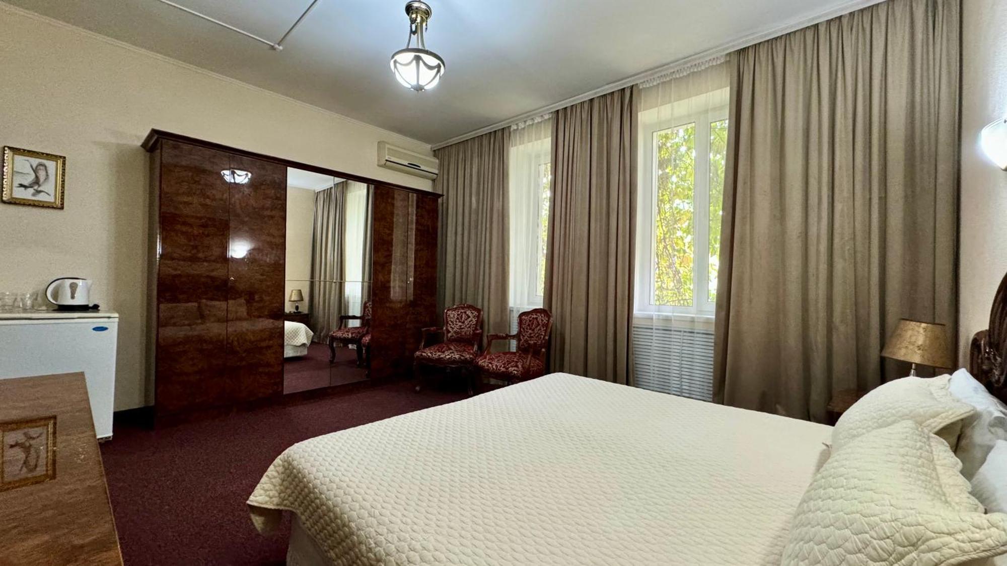 Hotel Zhambyl Taraz Exteriör bild