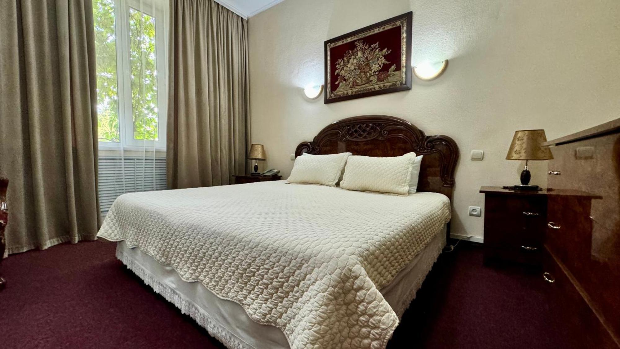 Hotel Zhambyl Taraz Exteriör bild